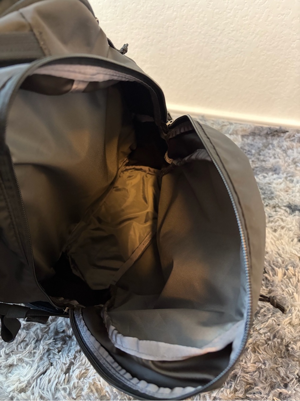 Patagonia Refugio Daypack 26L Black Backpack 2024 Laptop Bag Hiking STY47913 - Picture 10 of 11